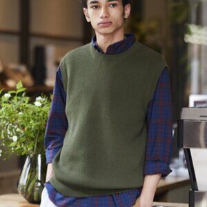 NWT Uniqlo Washable Middle Gauge Crew Neck Vest Olive M